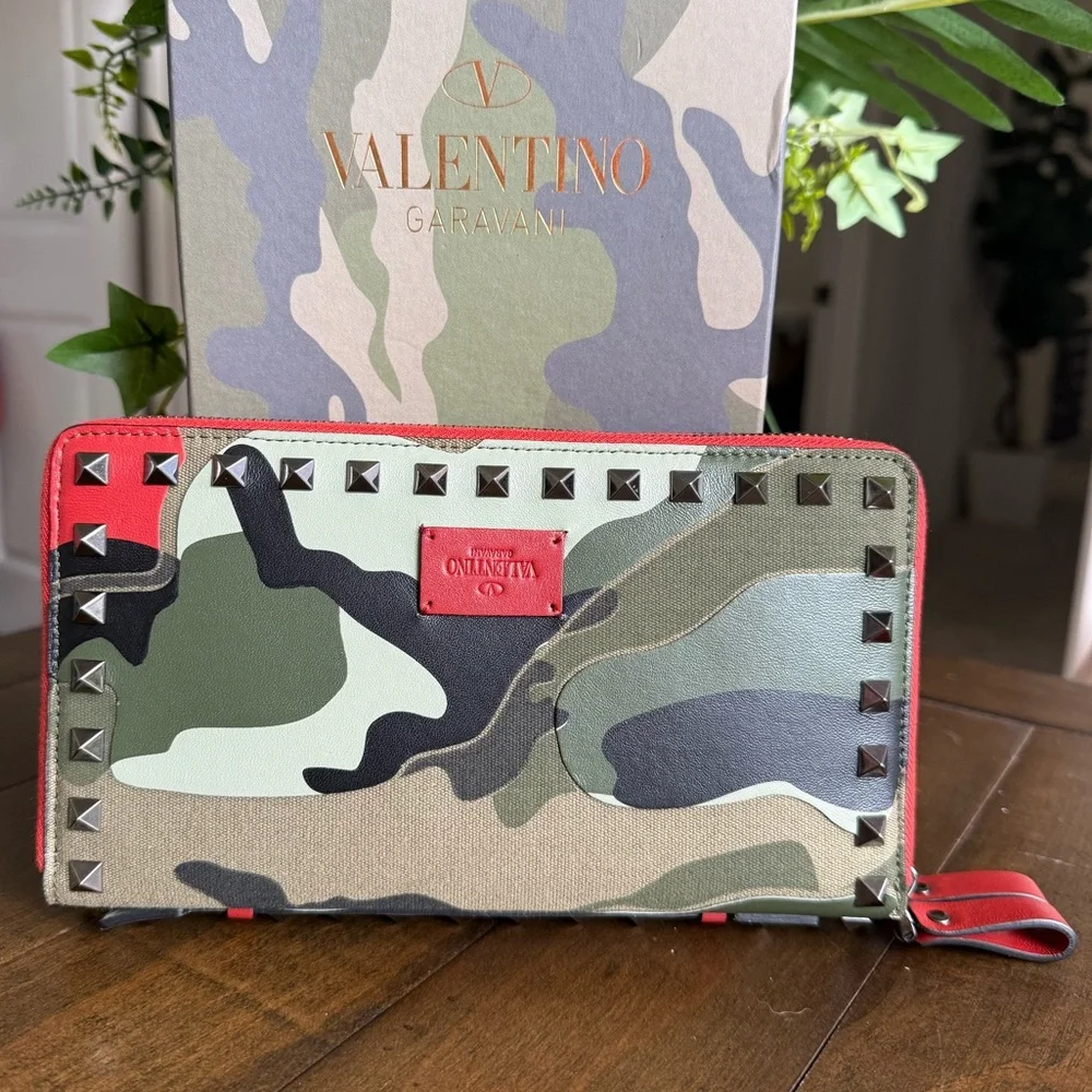 ๐๐SOLD๐๐EUC Valentino Nappa Canvas Camouflage Rockstud Organizer Wallet - Picture 1 of 12